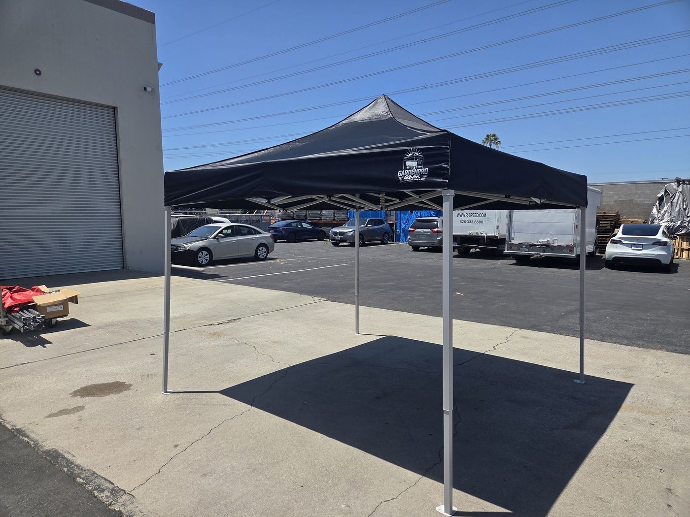 Carpa comercial GardenPro Gear negra de 10x10 instalada al aire libre