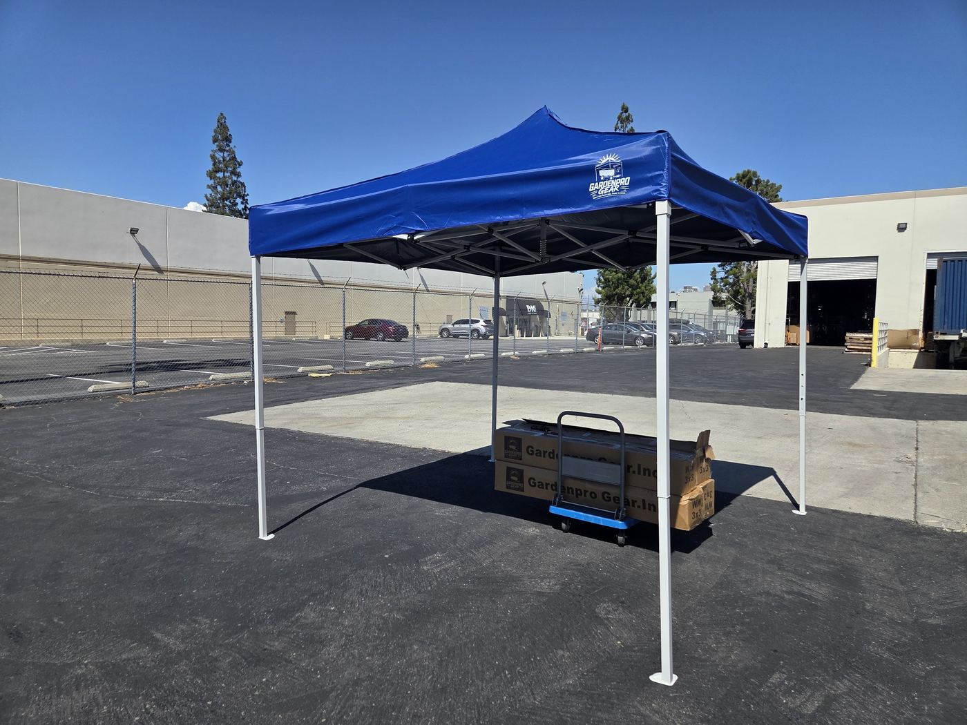 Carpa azul GardenPro Gear para un puesto de swap meet