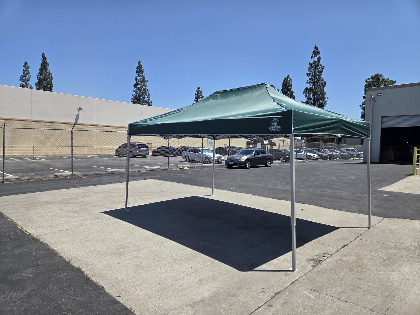 Carpa verde GardenPro Gear para un puesto de mercado de agricultores