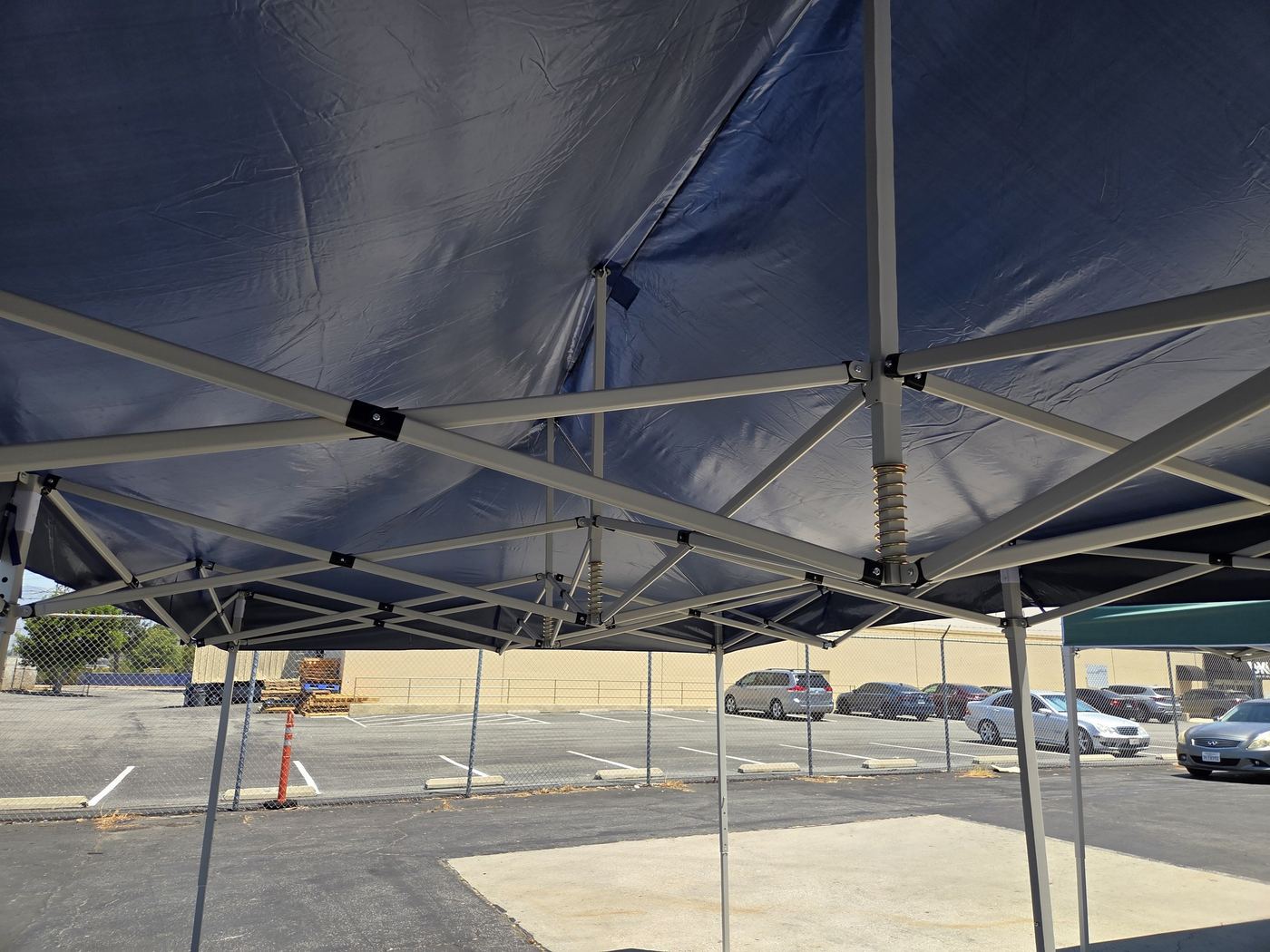 Carpa azul GardenPro Gear 10x20 instalada al aire libre