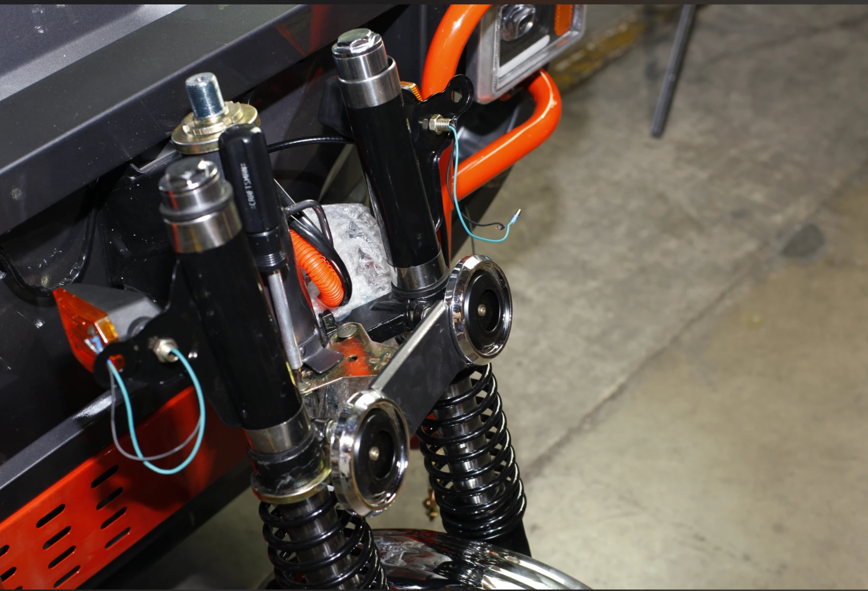 Tighten horn with screwdriver