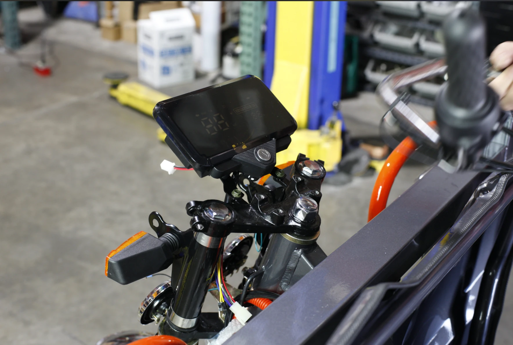 Place handlebars in groove